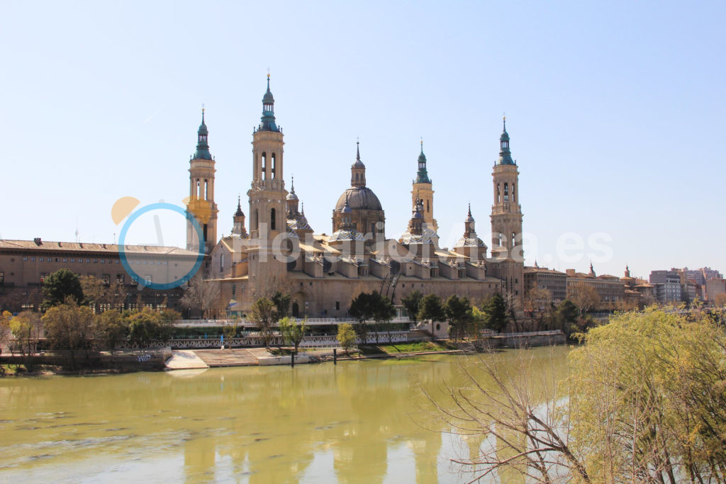 La Basilica del Pilar en Zaragoza con el río Ebro