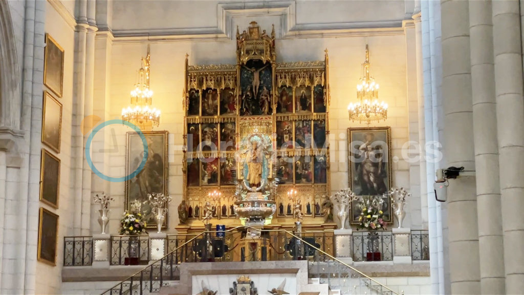 Altar de la Virgen Maria en Catedral Almudena Madrid 